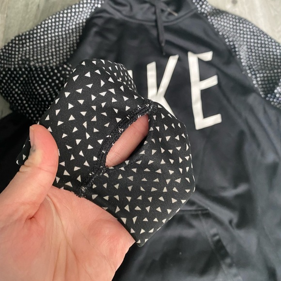 Nike dri fit women’s hoodie sweater size XL black and white with thumb holes - Picture 2 of 3